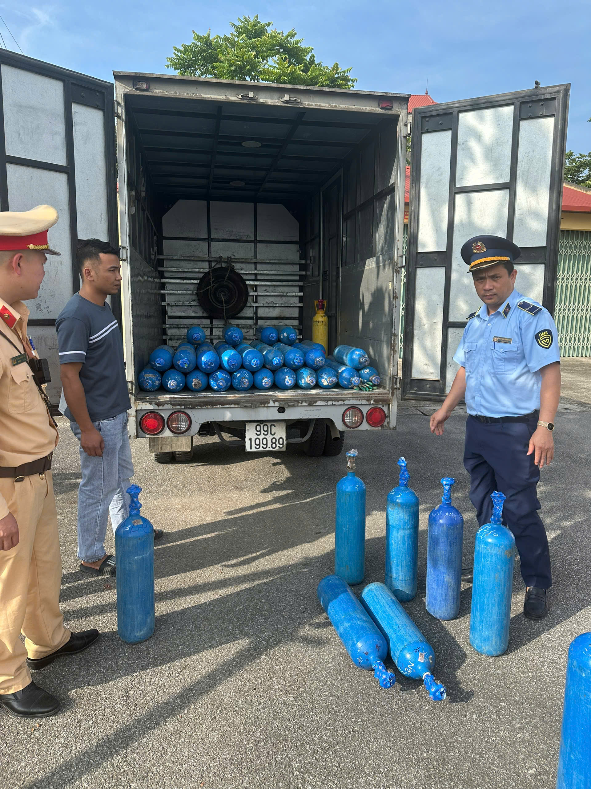 Thu giữ số lượng lớn bình dạng khí N2O đang lưu thông qua Lạng Sơn