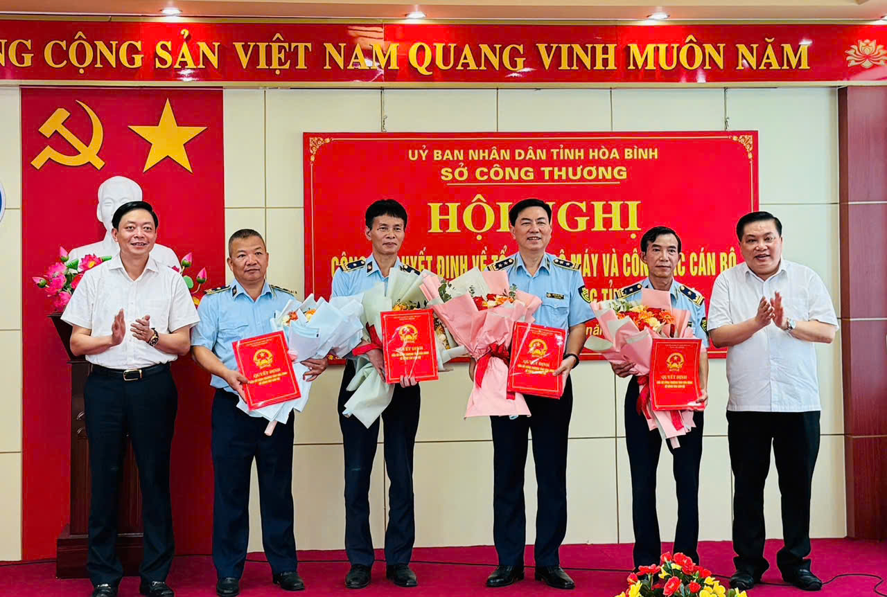 Công bố quyết định về tổ chức bộ máy và công tác cán bộ của Chi cục QLTT trực thuộc Sở Công thương tỉnh Hoà Bình