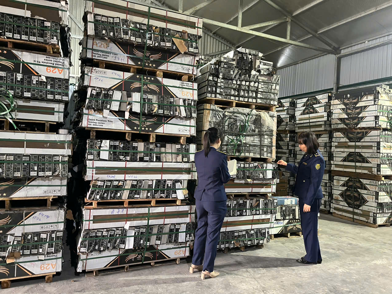 Hưng Yên: Đội QLTT số 4 mở cao điểm kiểm tra, chống buôn lậu, hàng giả dịp Tết Bính Ngọ 2026