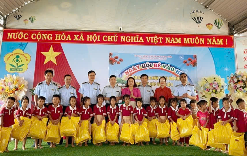 Chi cục QLTT tỉnh Kon Tum trao tặng quà cho trẻ em có hoàn cảnh khó khăn tại Trường Mầm non Đắk Xú.